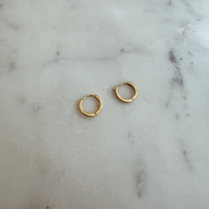 14K GOLD HUGGIE HOOPS