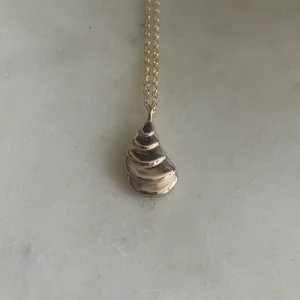 14K GOLD OYSTER PENDANT — SMALL