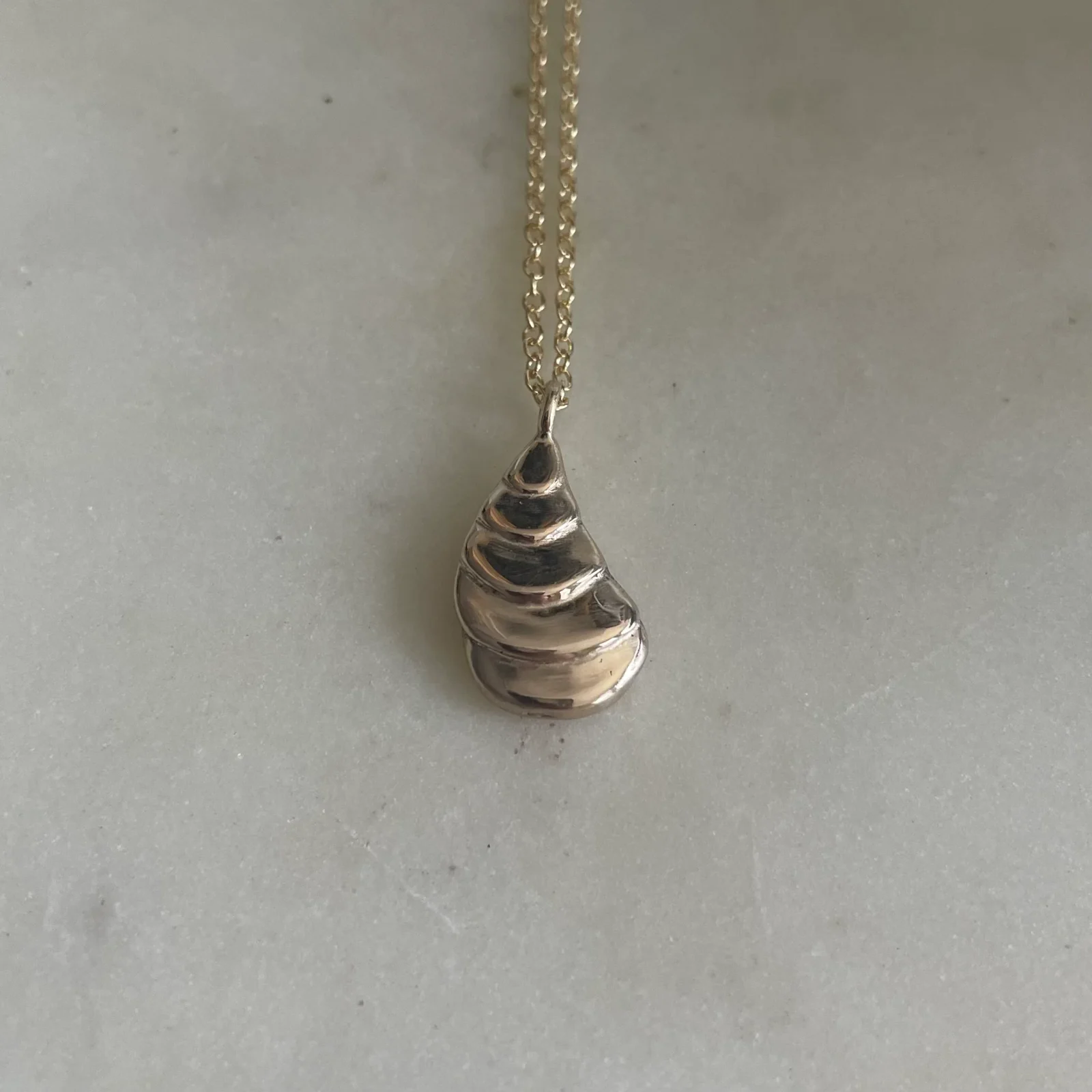 14K GOLD OYSTER PENDANT — SMALL