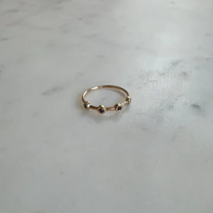 DOT TO DOT RING + SAPPHIRE