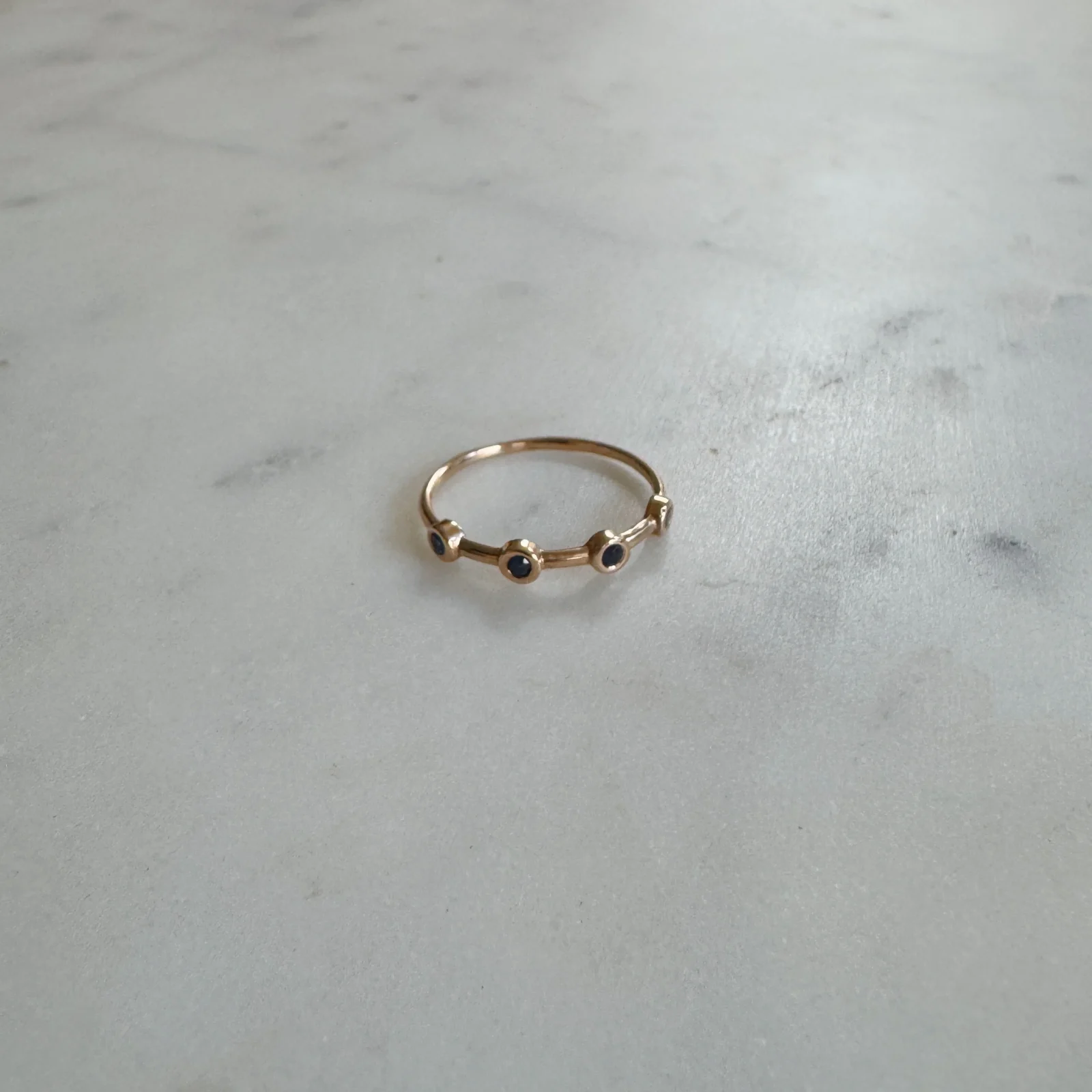 DOT TO DOT RING + SAPPHIRE