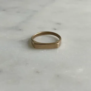 ENGRAVABLE SIGNET RING — BAR