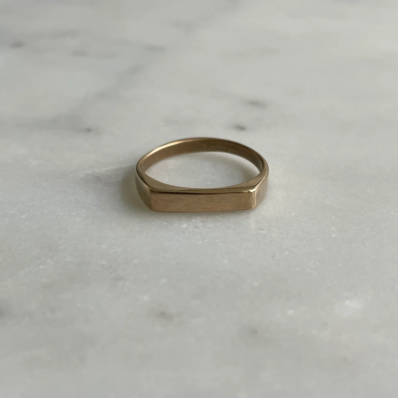 ENGRAVABLE SIGNET RING — BAR