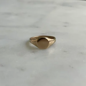 ENGRAVABLE SIGNET RING — ROUND