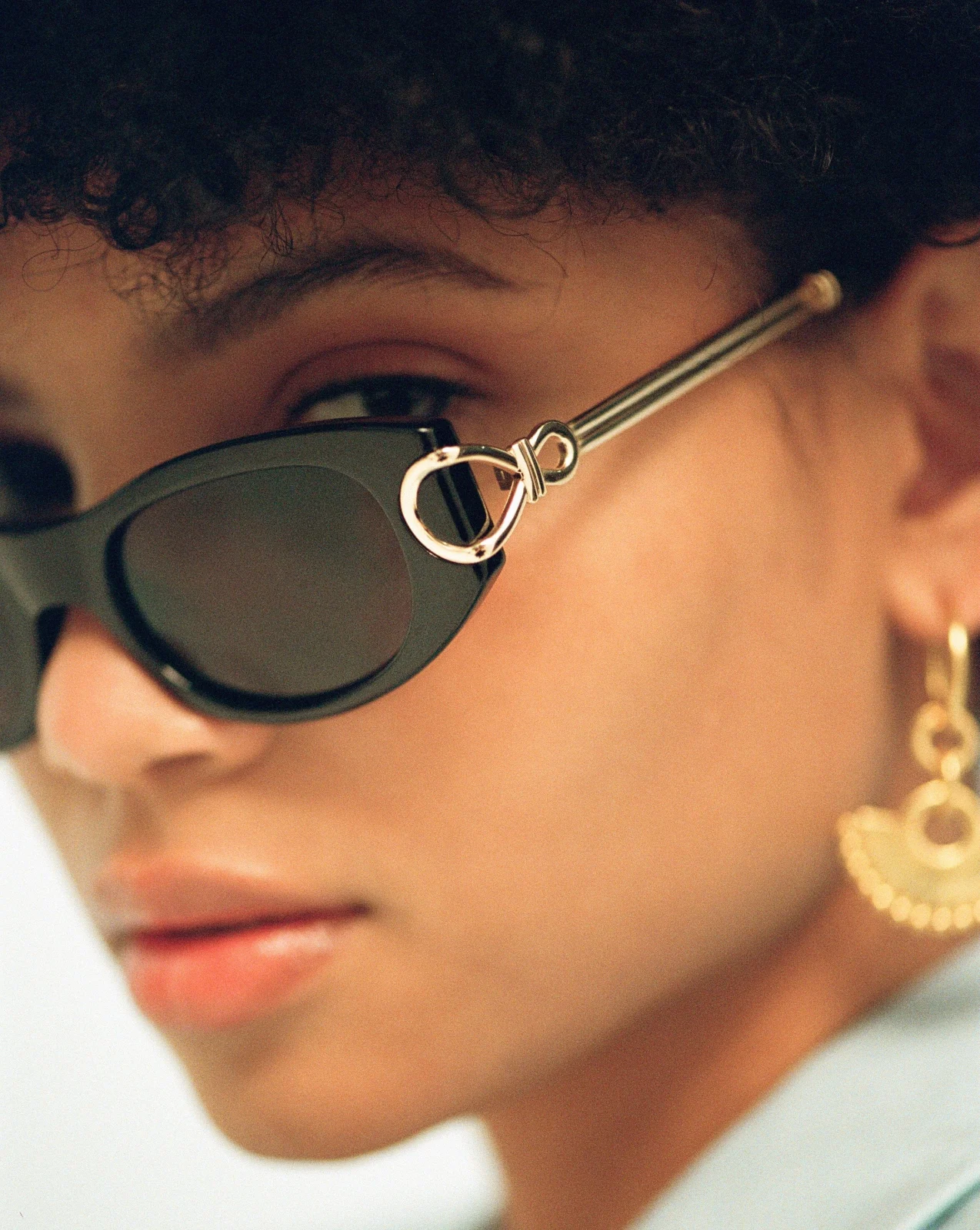 Le Specs Hydrus Link Oval Sunglasses | Black - Image 2