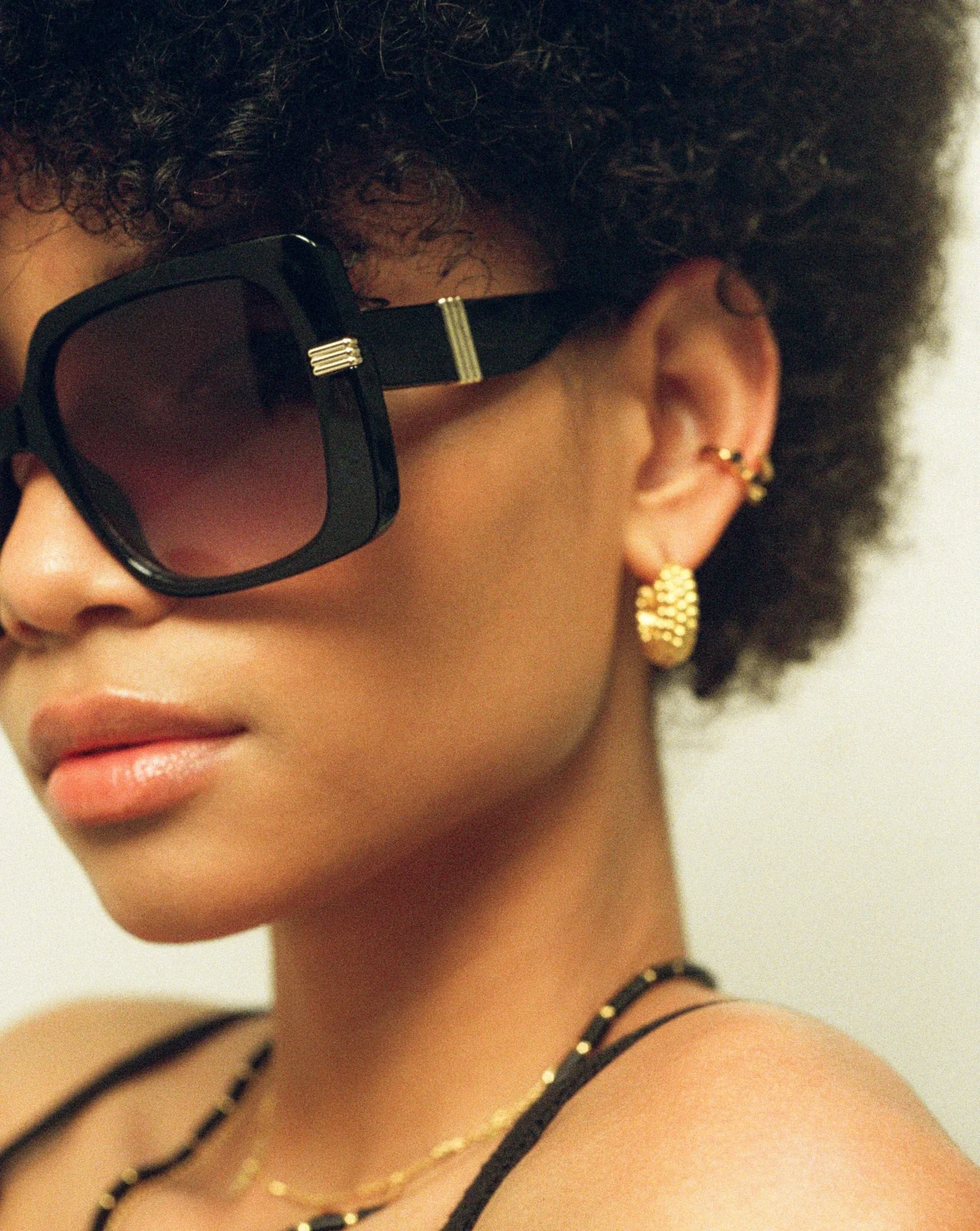 Le Specs Phoenix Ridge Oversized Square Sunglasses | Black - Image 2