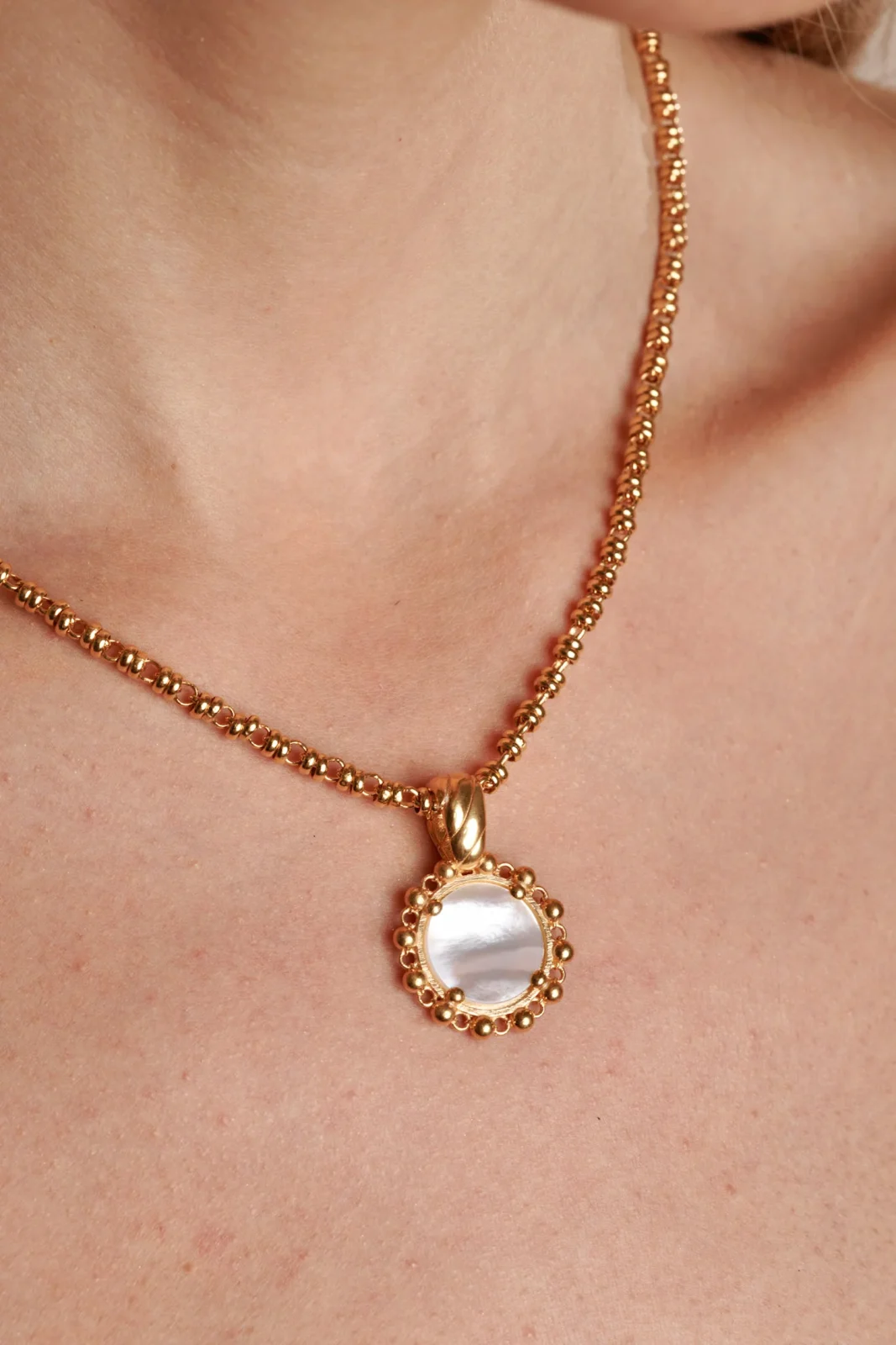 Piazza Pendant in Gold with Mother of Pearl - Image 2